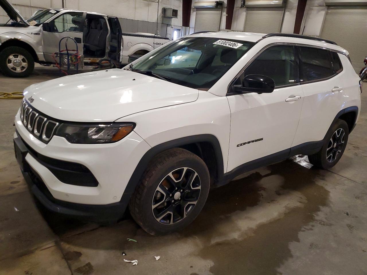 Salvage Jeep Compass Image