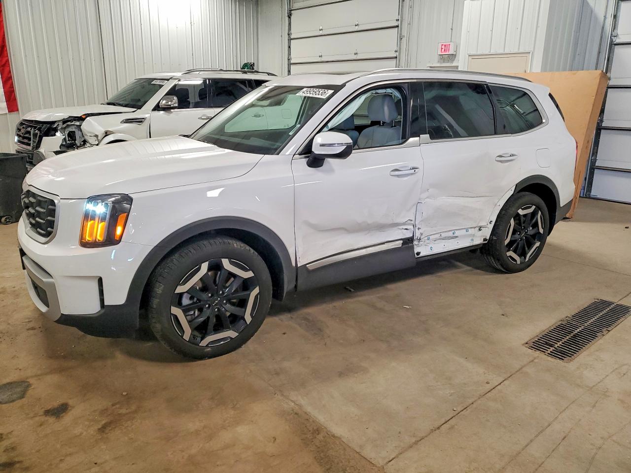 Salvage Kia Telluride Image