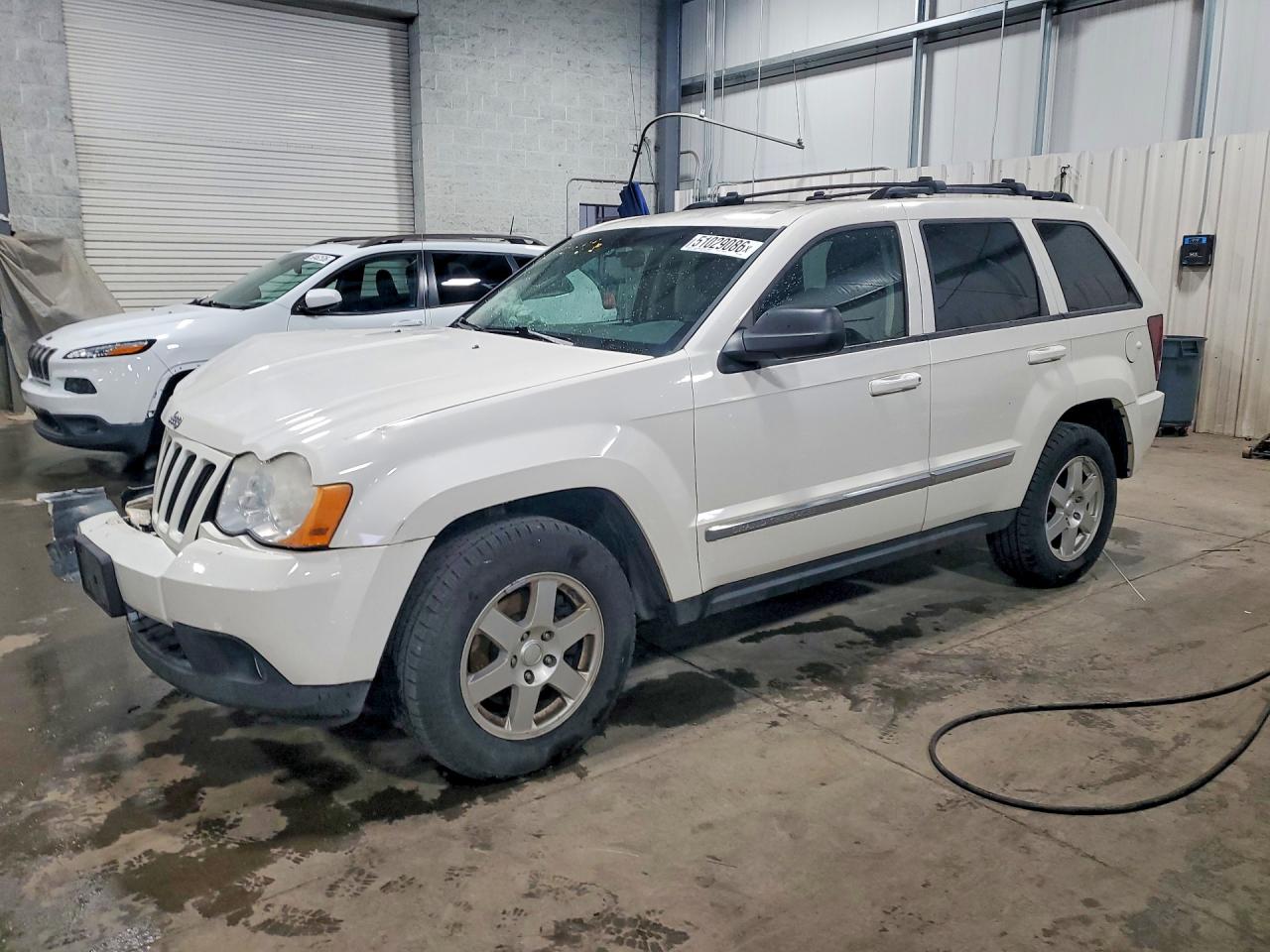Salvage Jeep Grand Cherokee Image