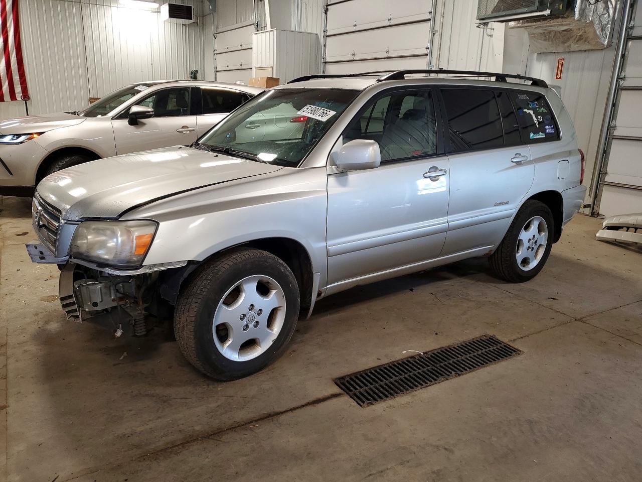 Salvage Toyota Highlander Image