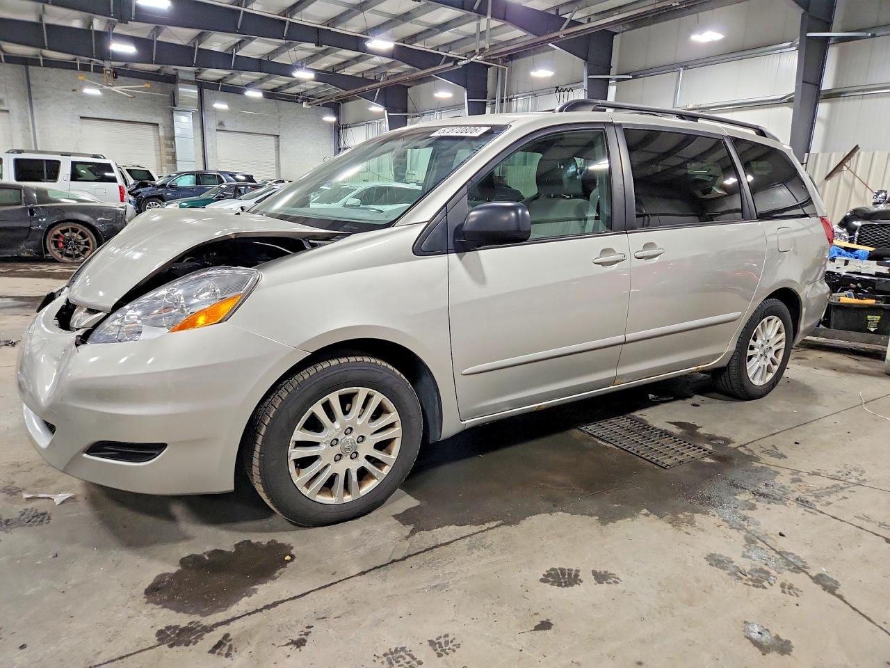 Salvage Toyota Sienna Image