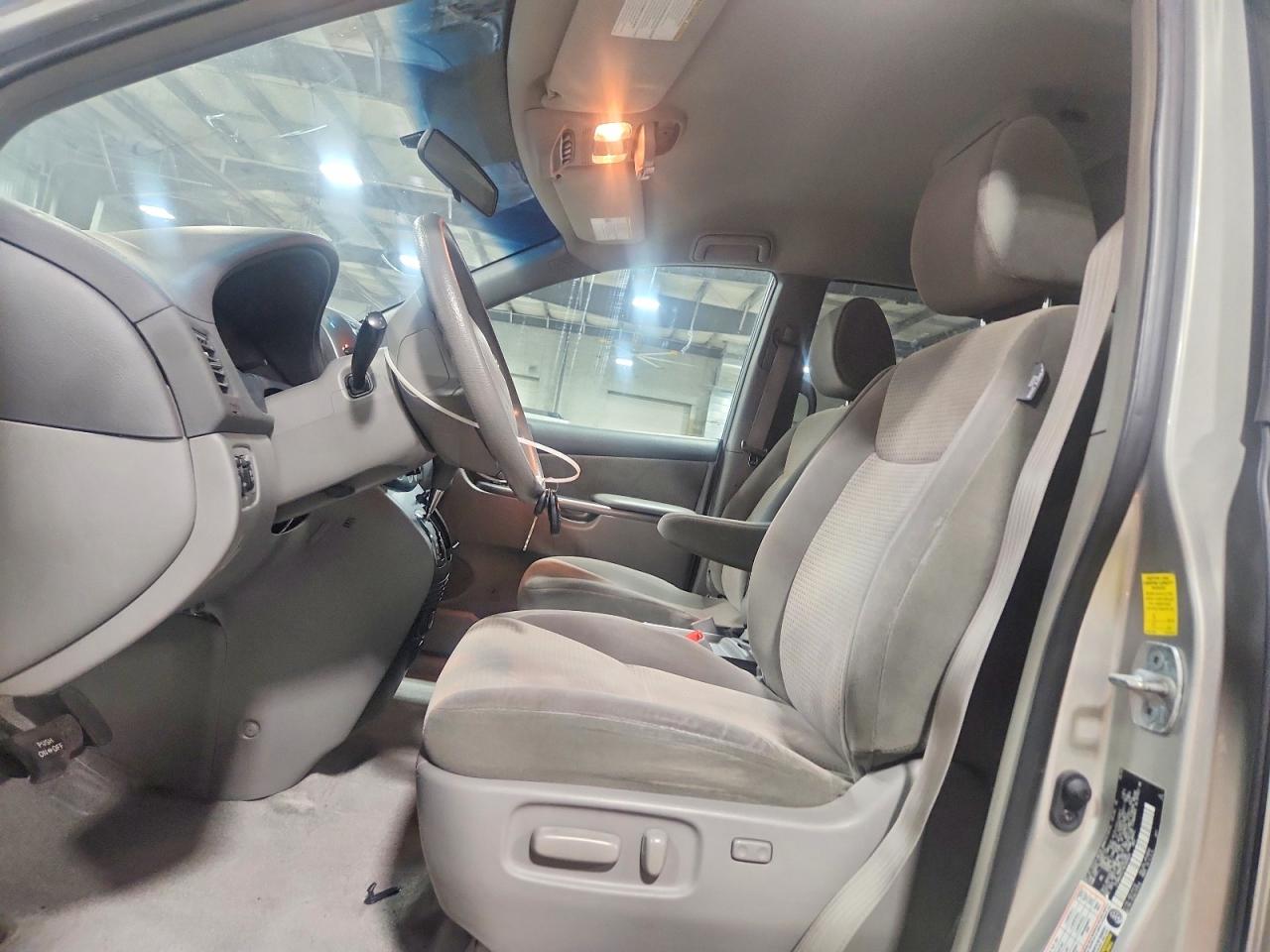 Toyota Sienna Le 7-passenger