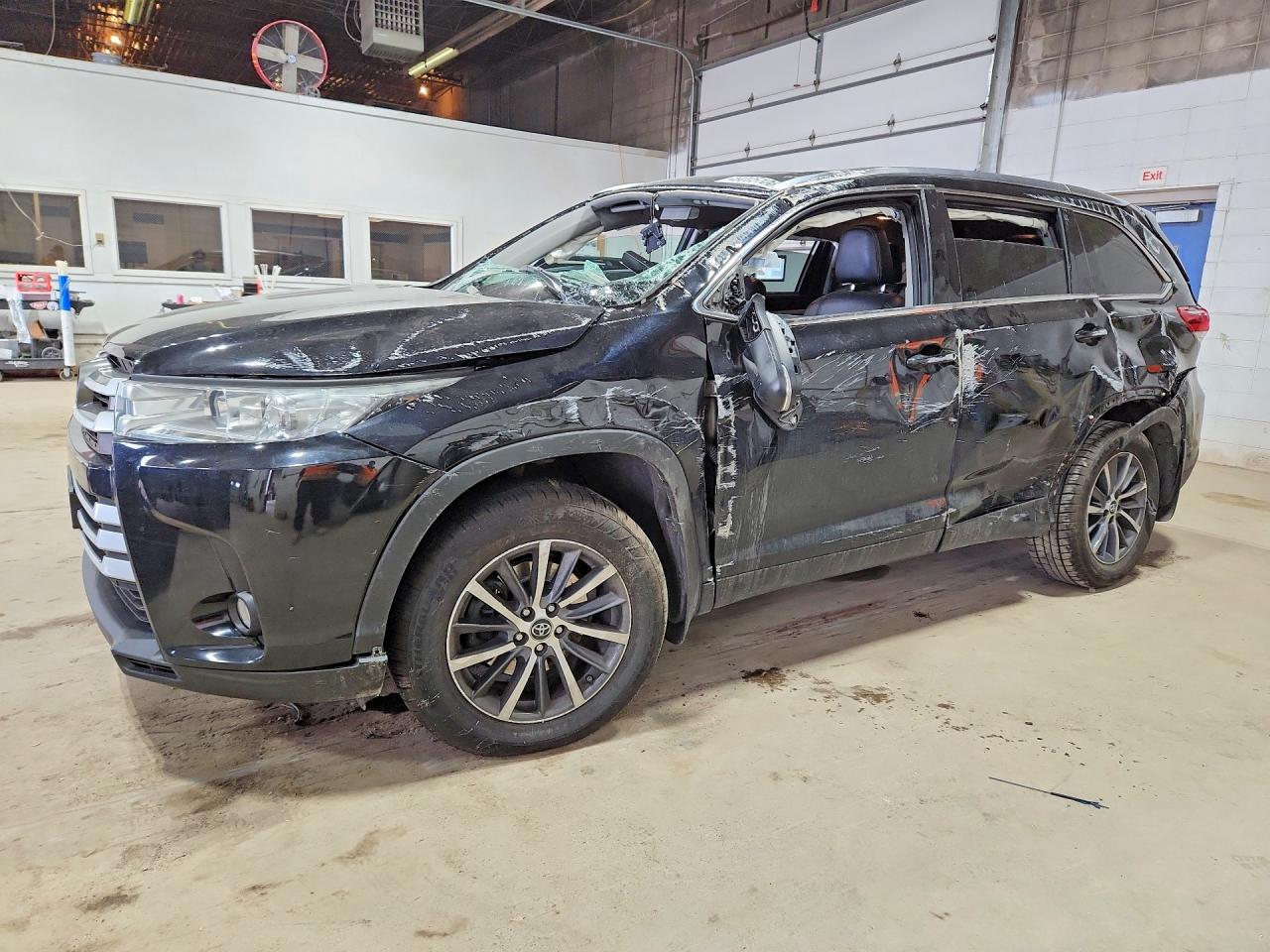 Salvage Toyota Highlander Image