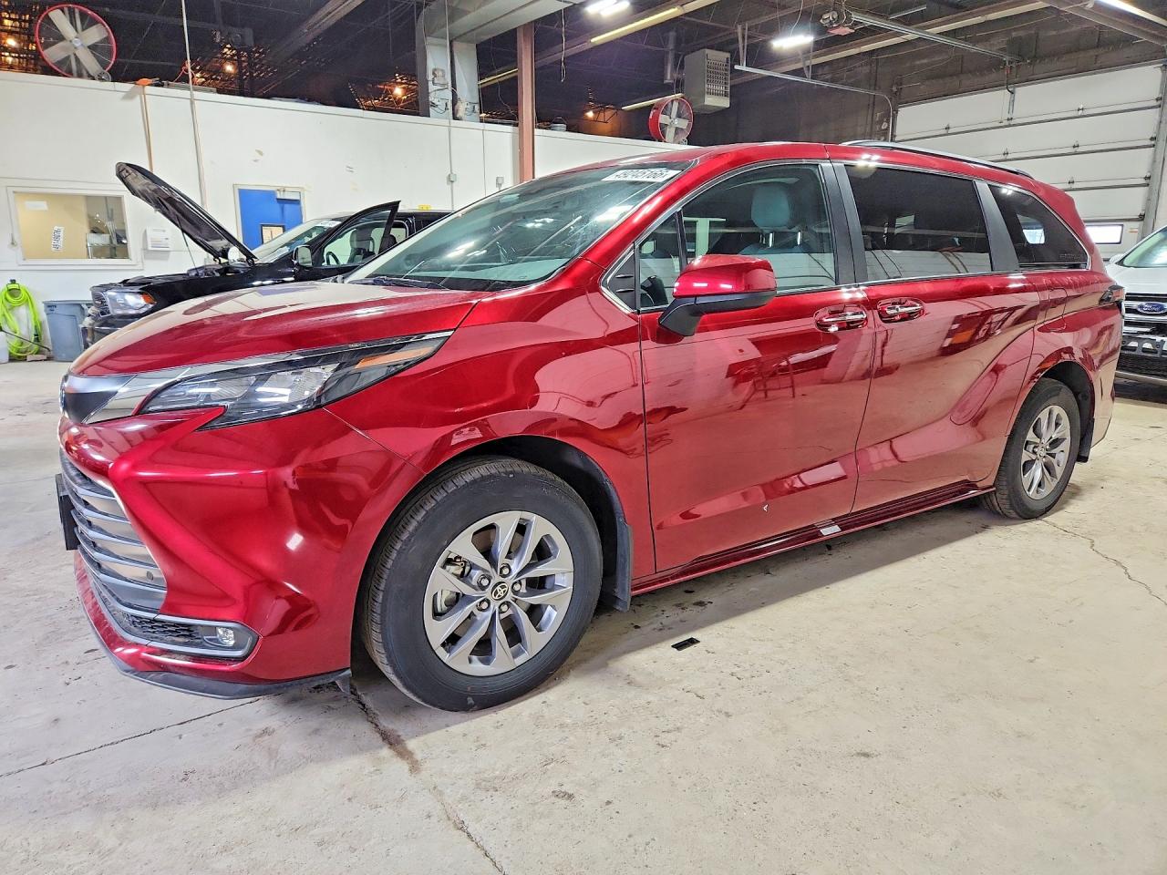 Salvage Toyota Sienna Image