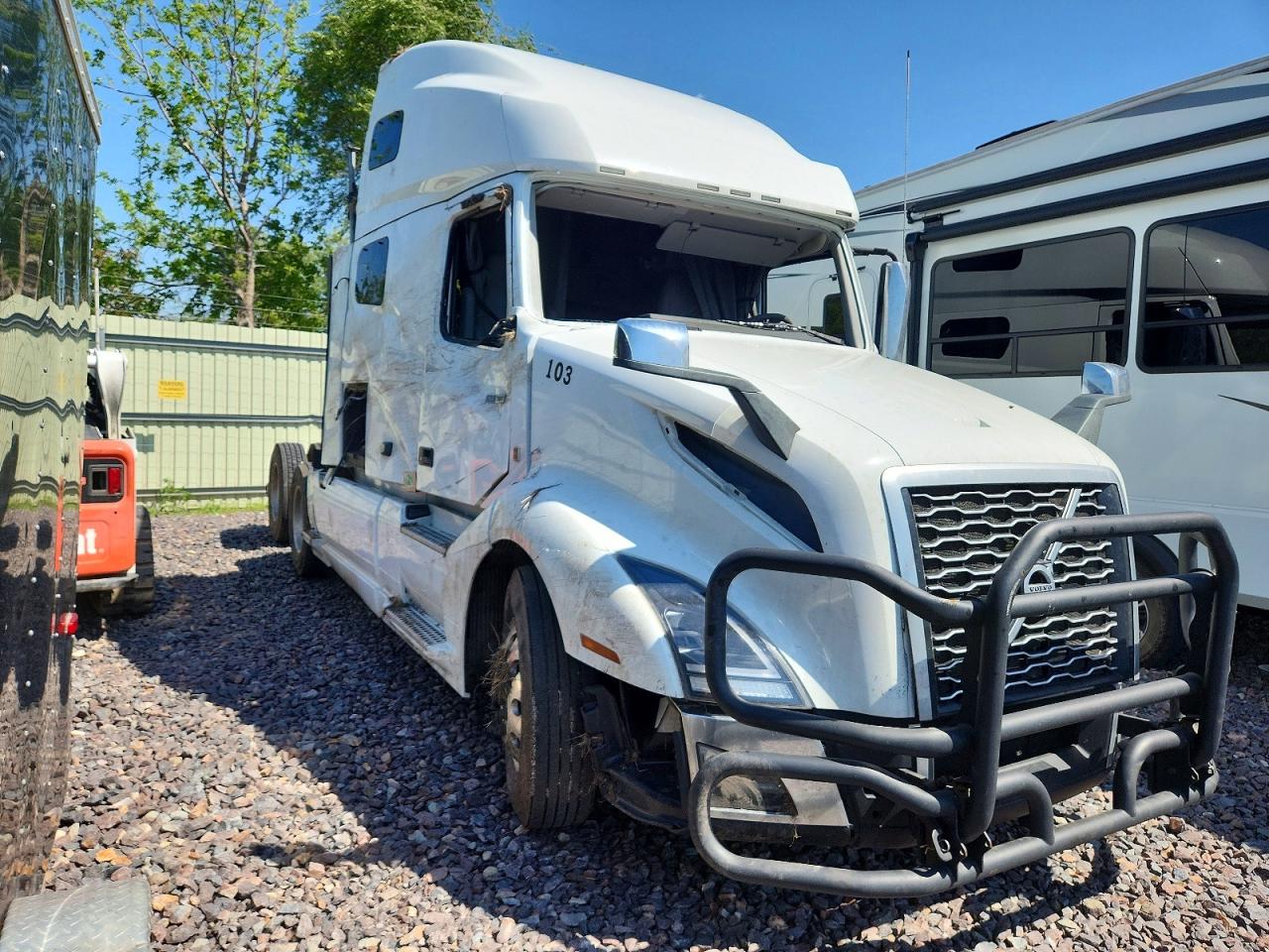 Salvage Volvo Vn Image