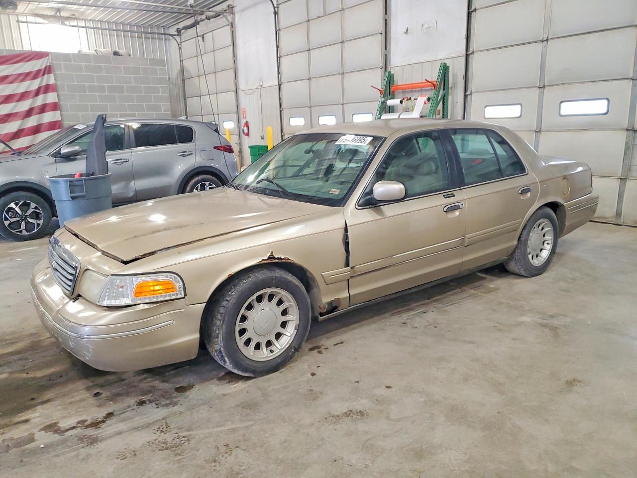 Salvage Ford Crown Vic Image