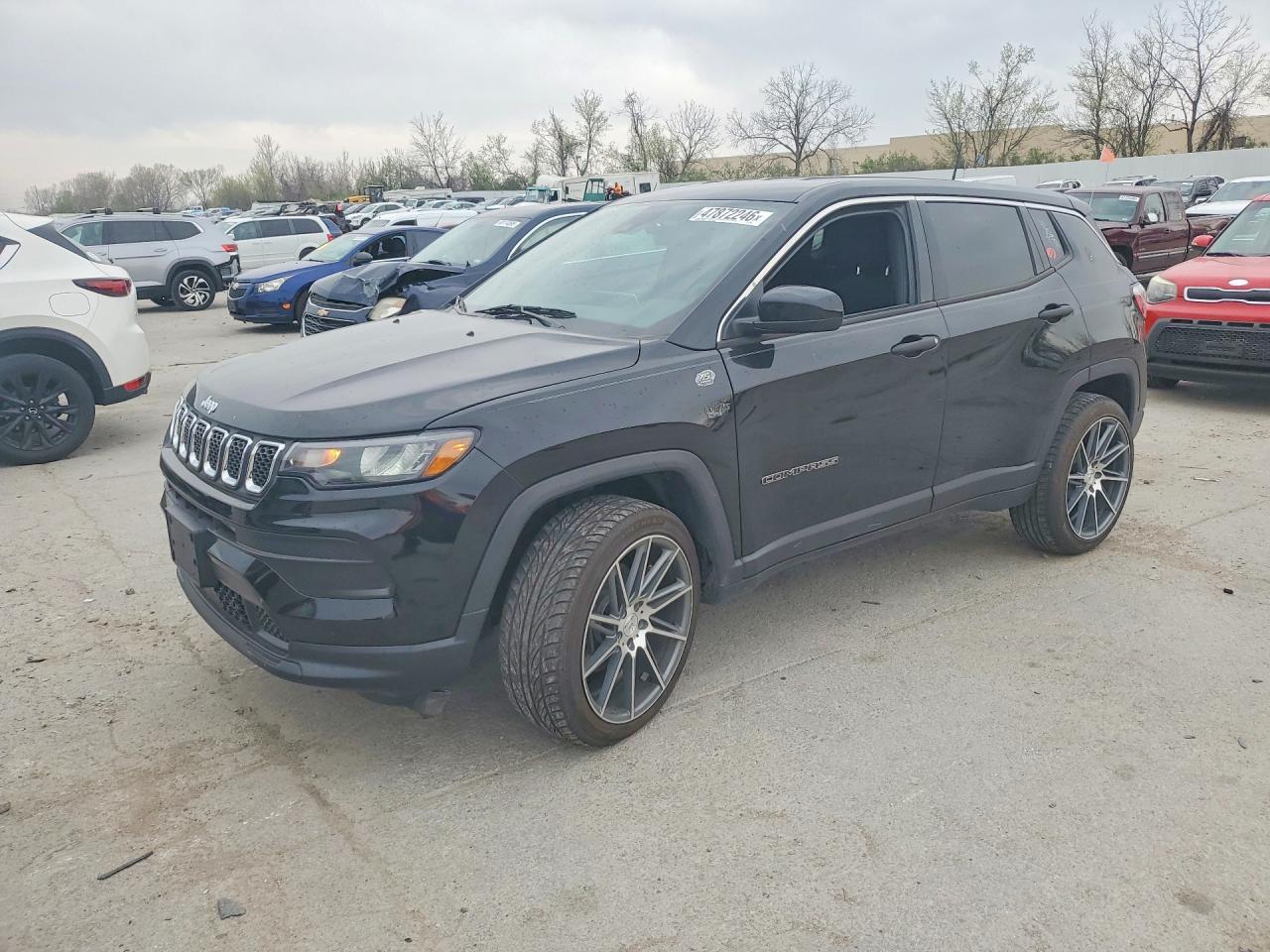 Salvage Jeep Compass Image