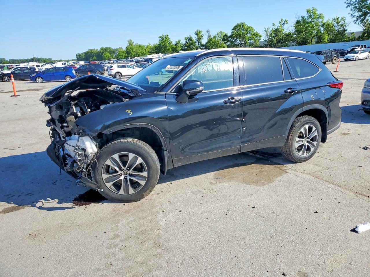 Salvage Toyota Highlander Image