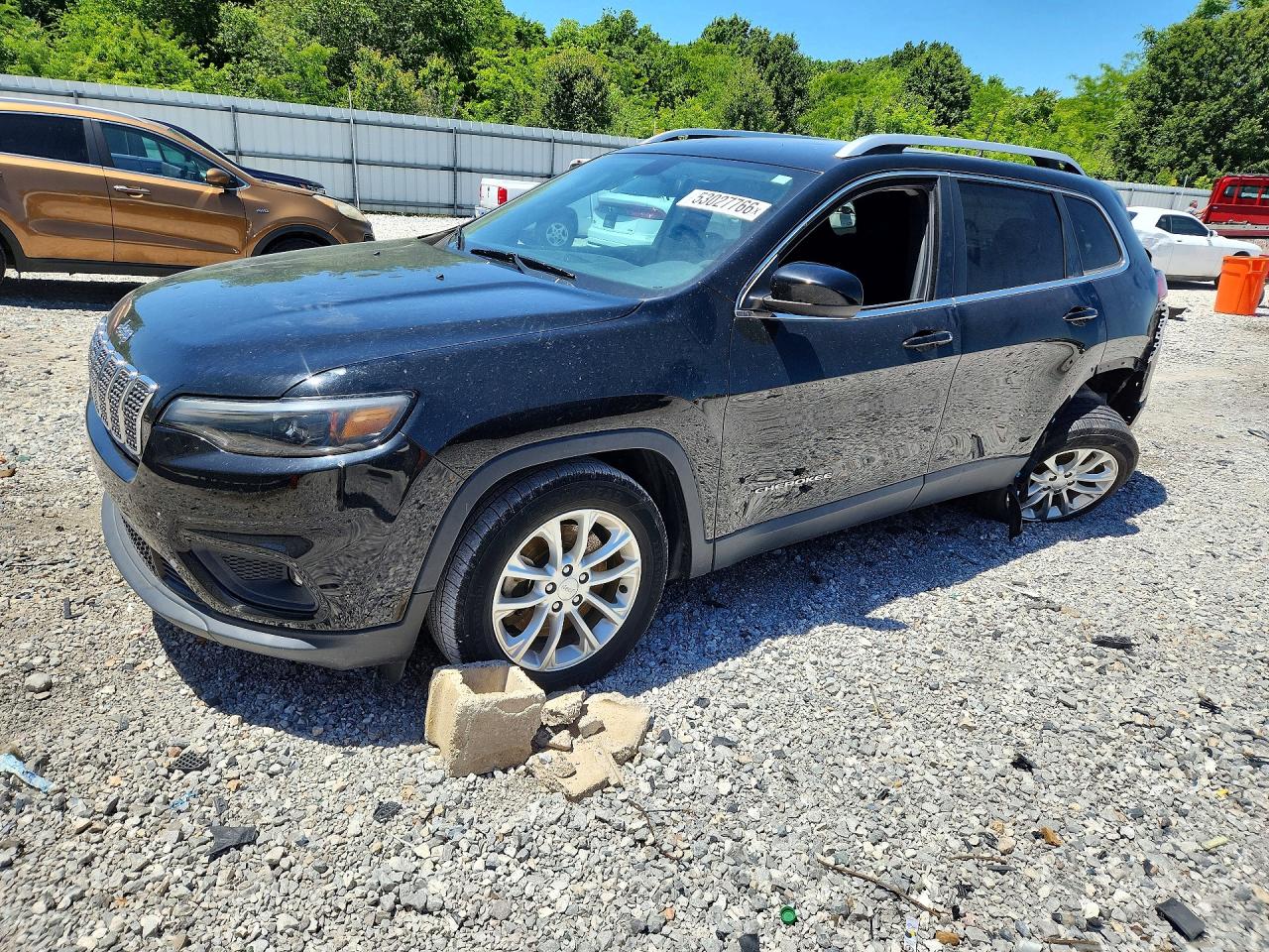 Salvage Jeep Cherokee Image