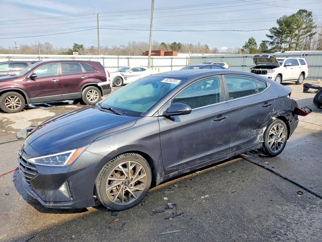 Salvage Hyundai ELANTRA Image