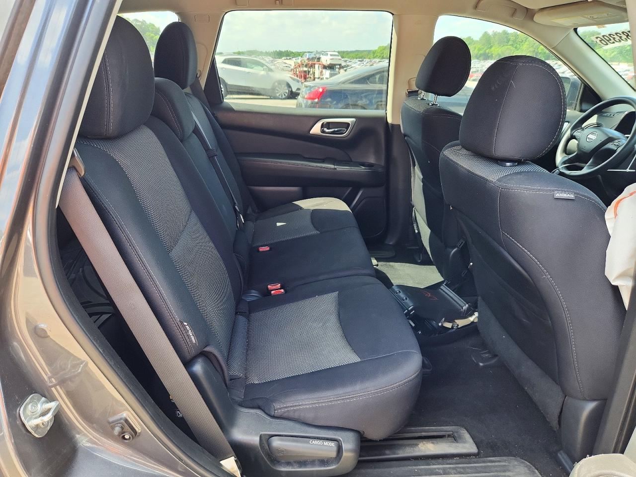 Nissan Pathfinder S