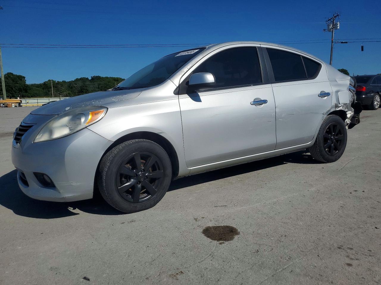 Salvage Nissan Versa Image