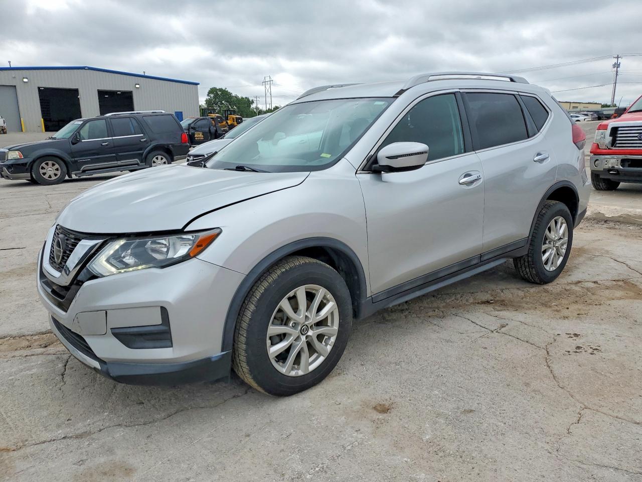 Salvage Nissan Rogue Image
