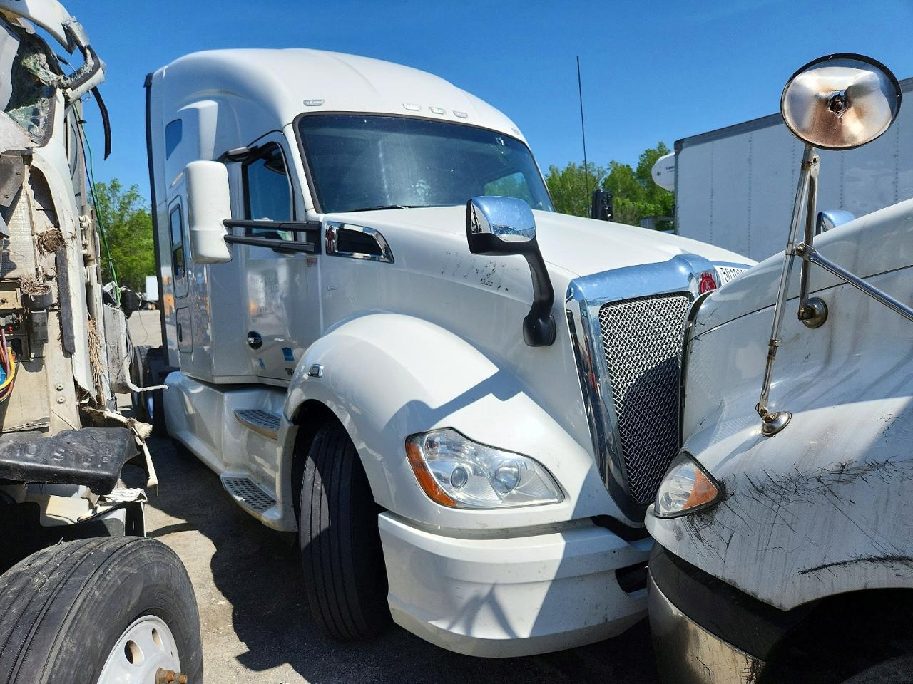 Salvage Kenworth Construction Image