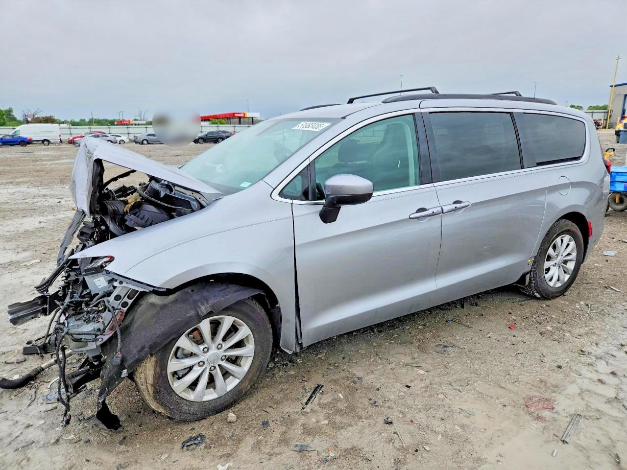Salvage Chrysler Pacifica Image