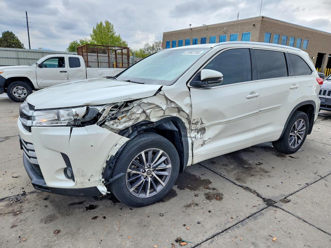 Salvage Toyota Highlander Image
