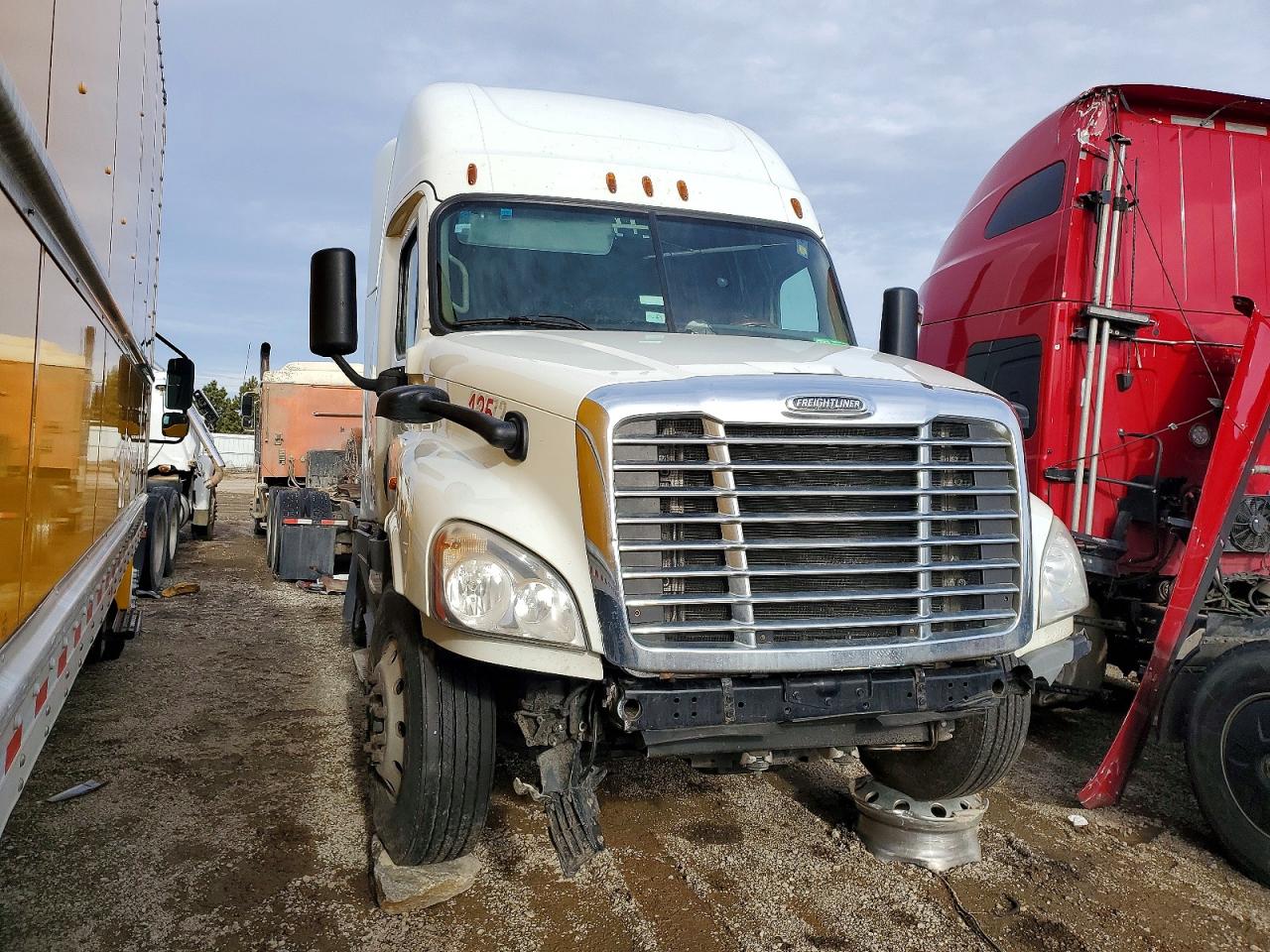 Salvage Freigliner Cascadia 125 Image