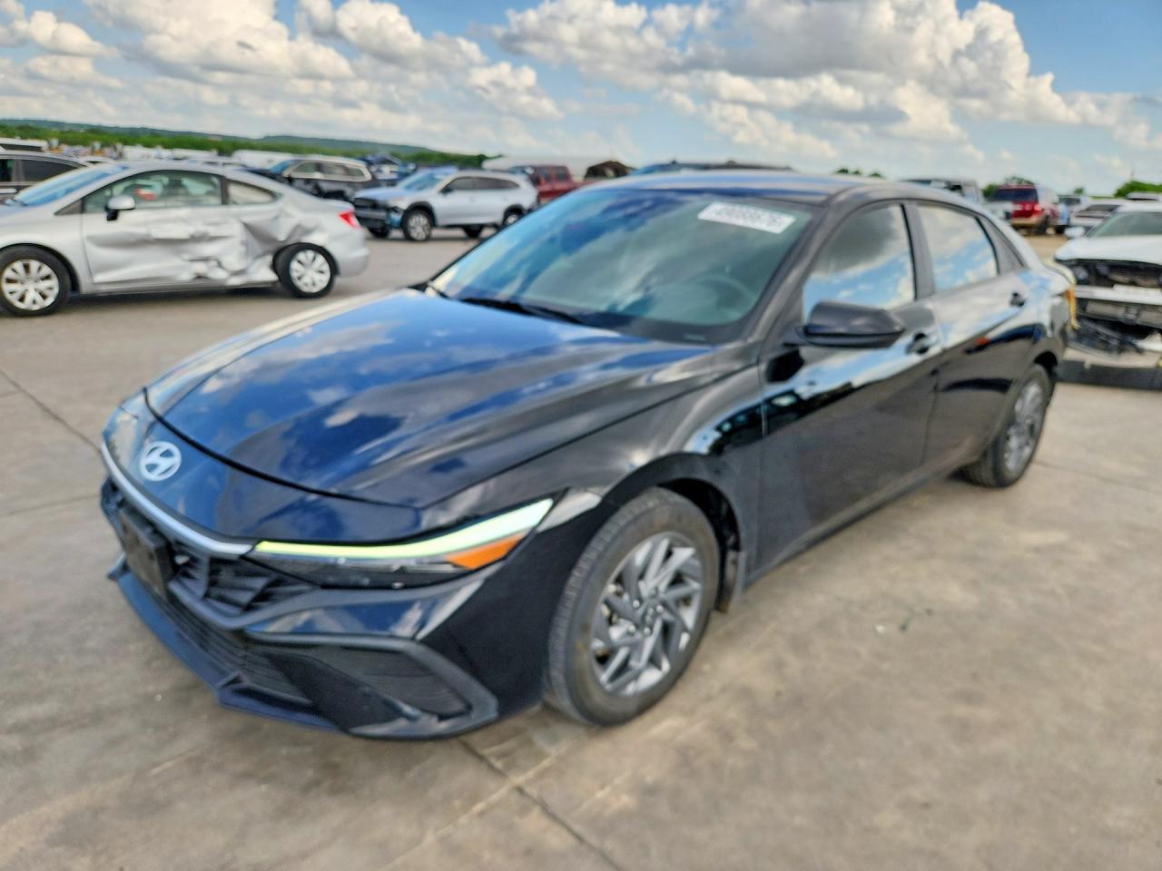 Salvage Hyundai ELANTRA Image