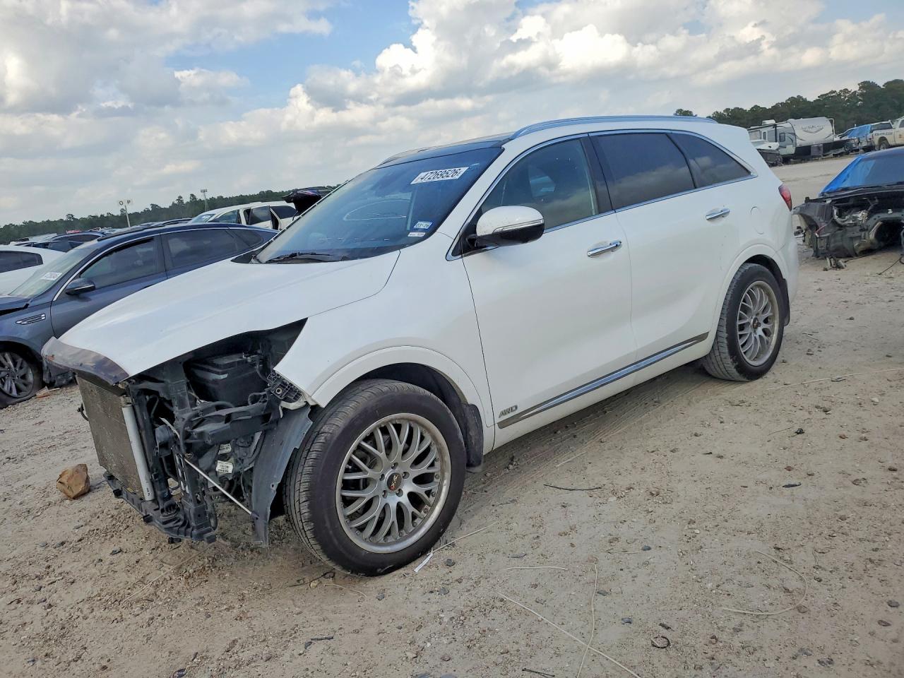 Salvage Kia Sorento Image