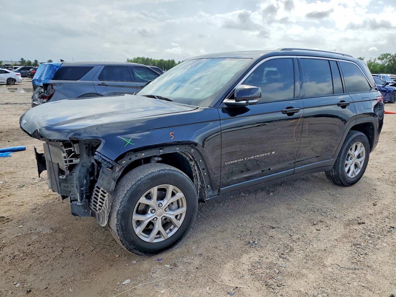 Salvage Jeep Cherokee Image