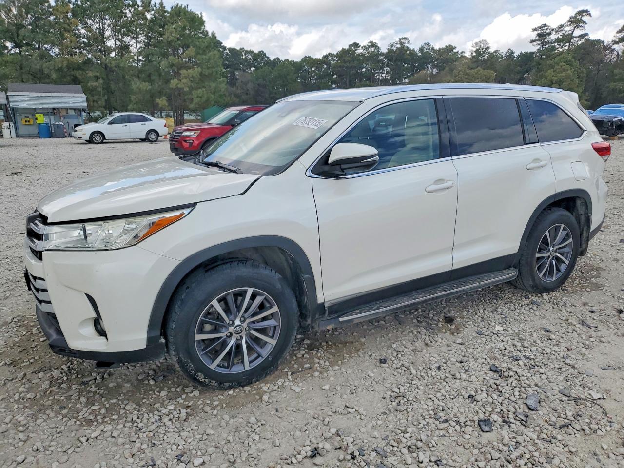Salvage Toyota Highlander Image