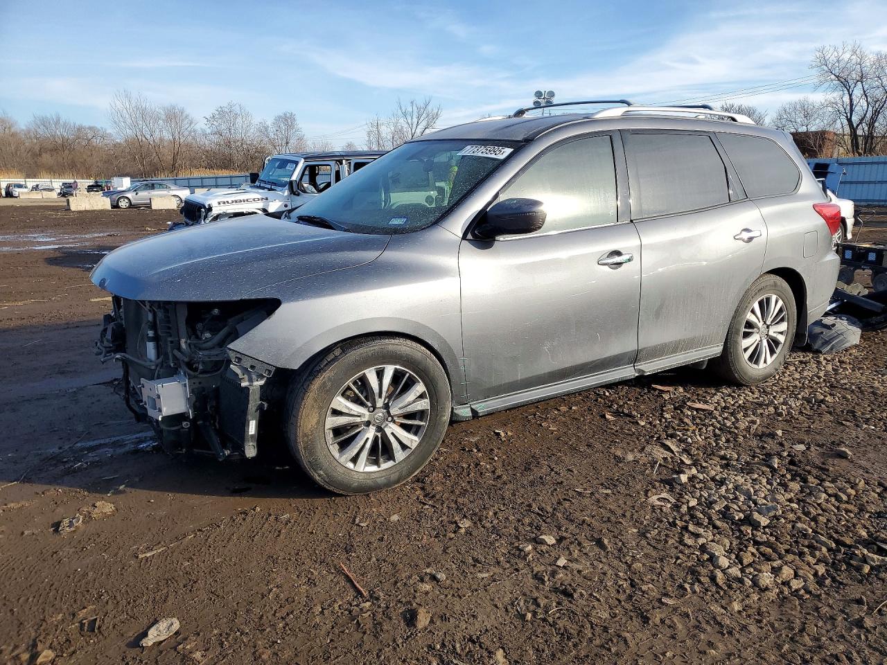 Salvage Nissan Pathfinder Image