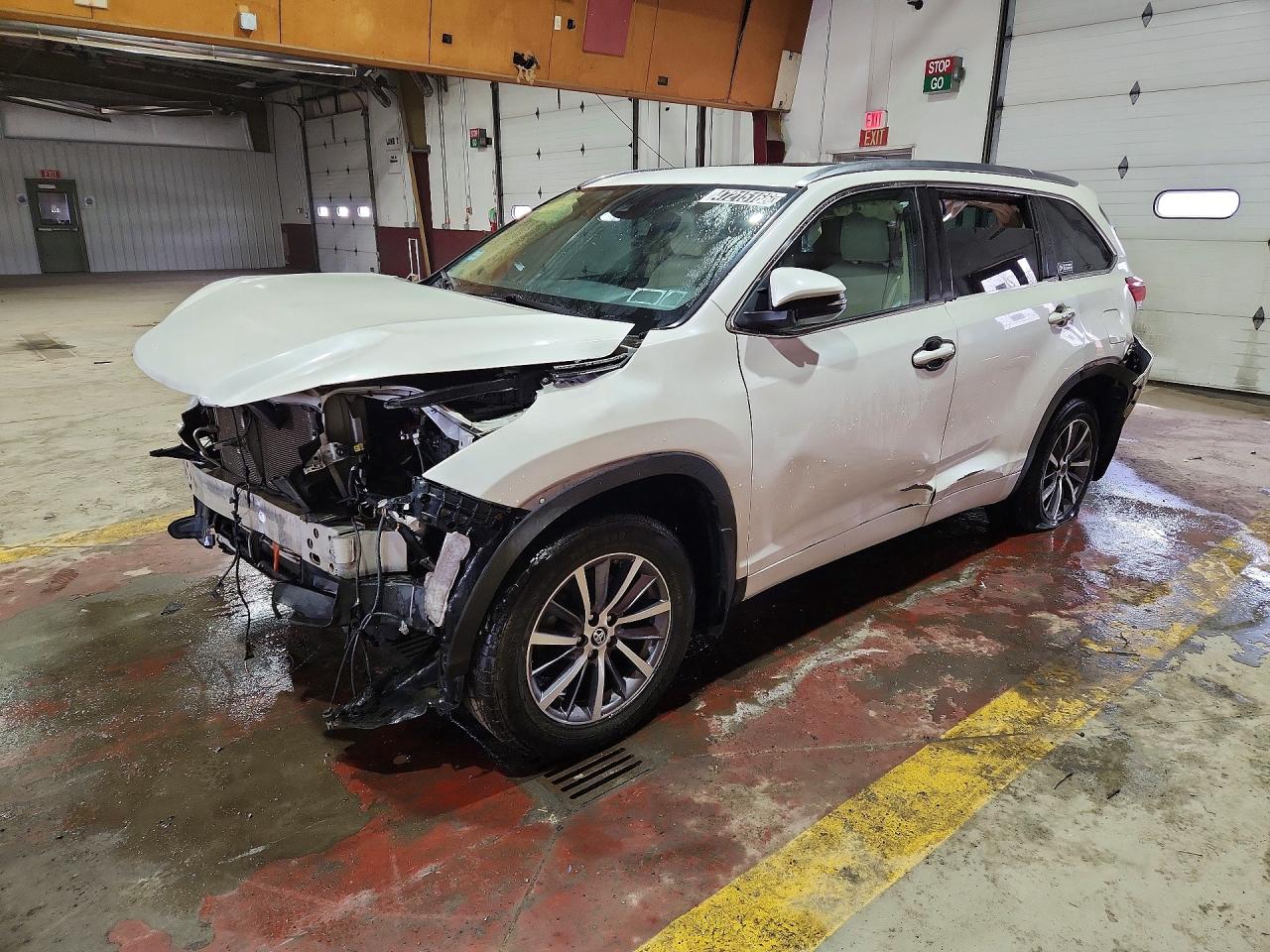 Salvage Toyota Highlander Image