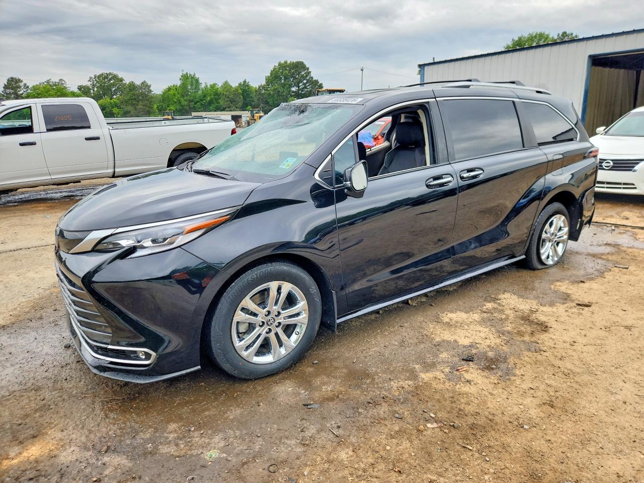 Salvage Toyota Sienna Image