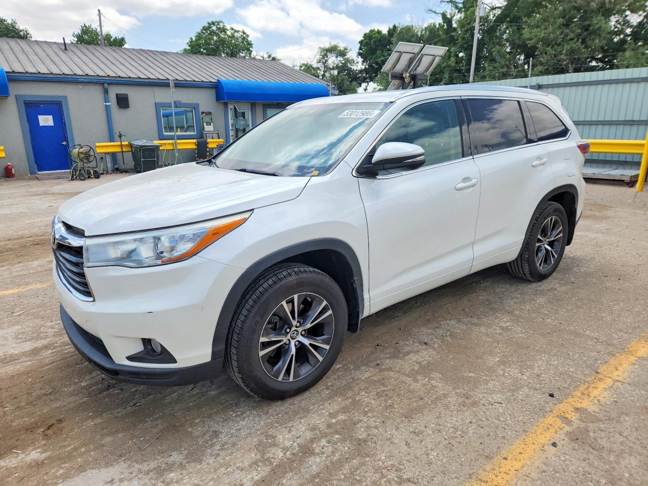 Salvage Toyota Highlander Image