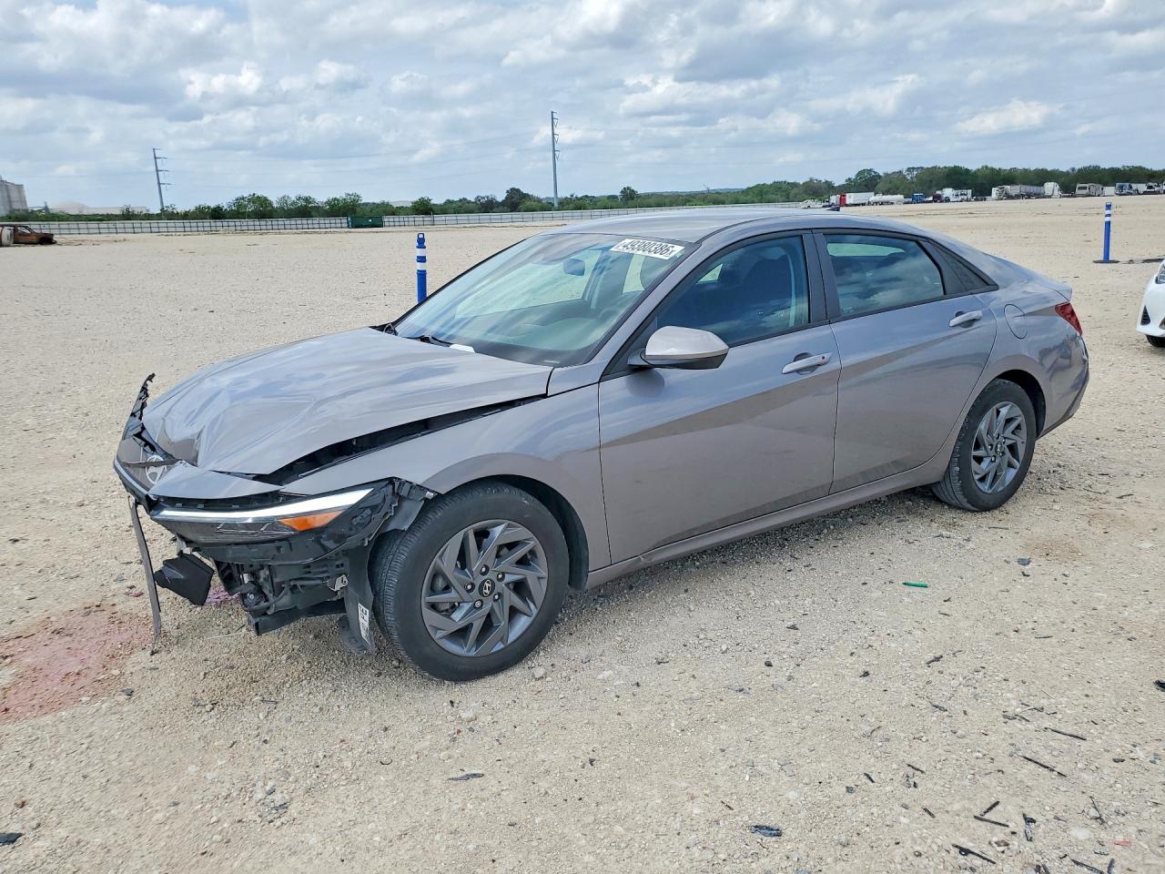 Salvage Hyundai ELANTRA Image