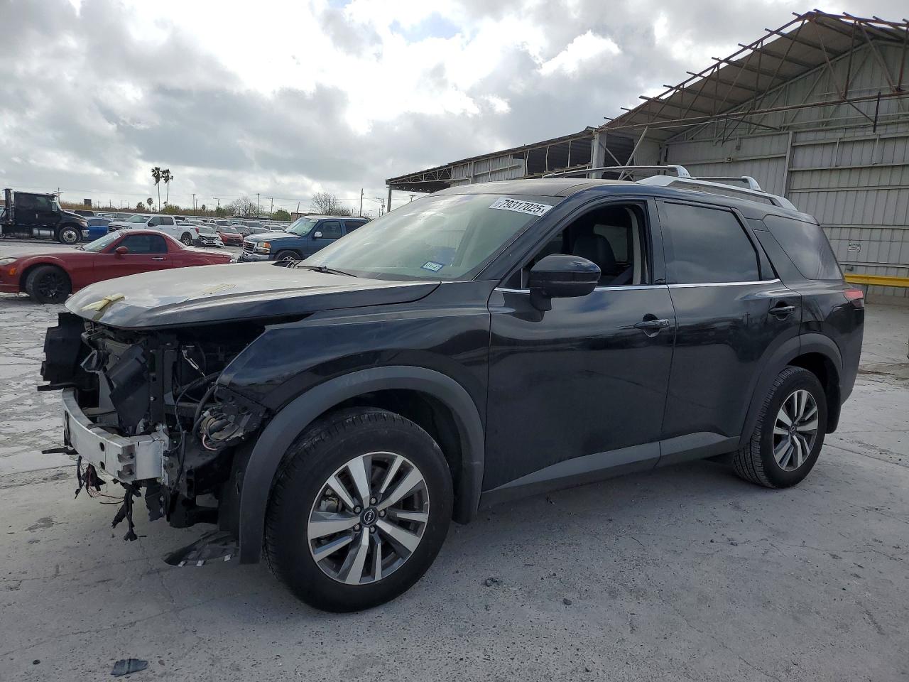 Salvage Nissan Pathfinder Image