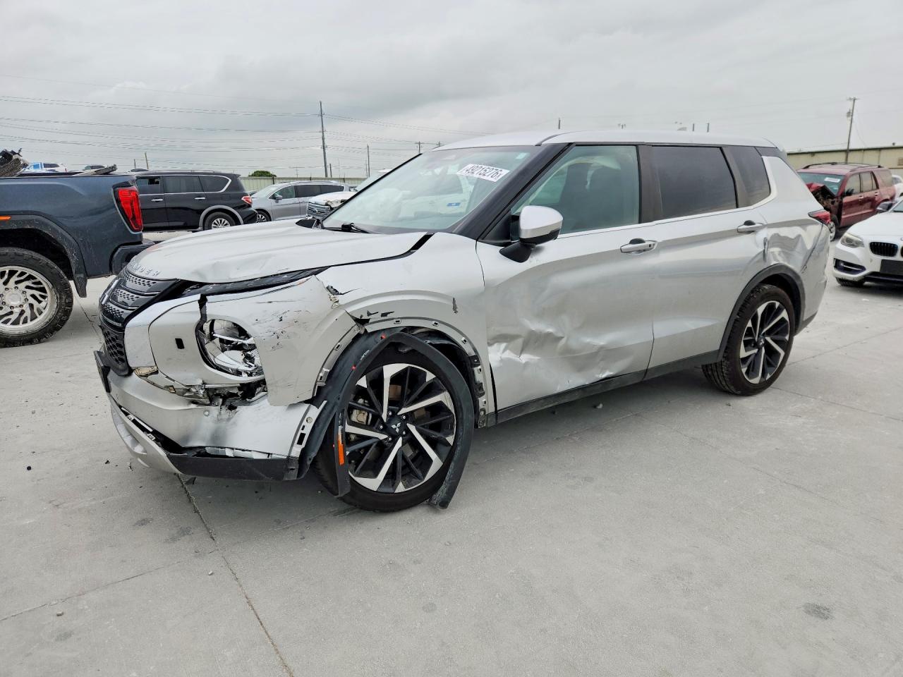 Salvage Mitsubishi Outlander Image