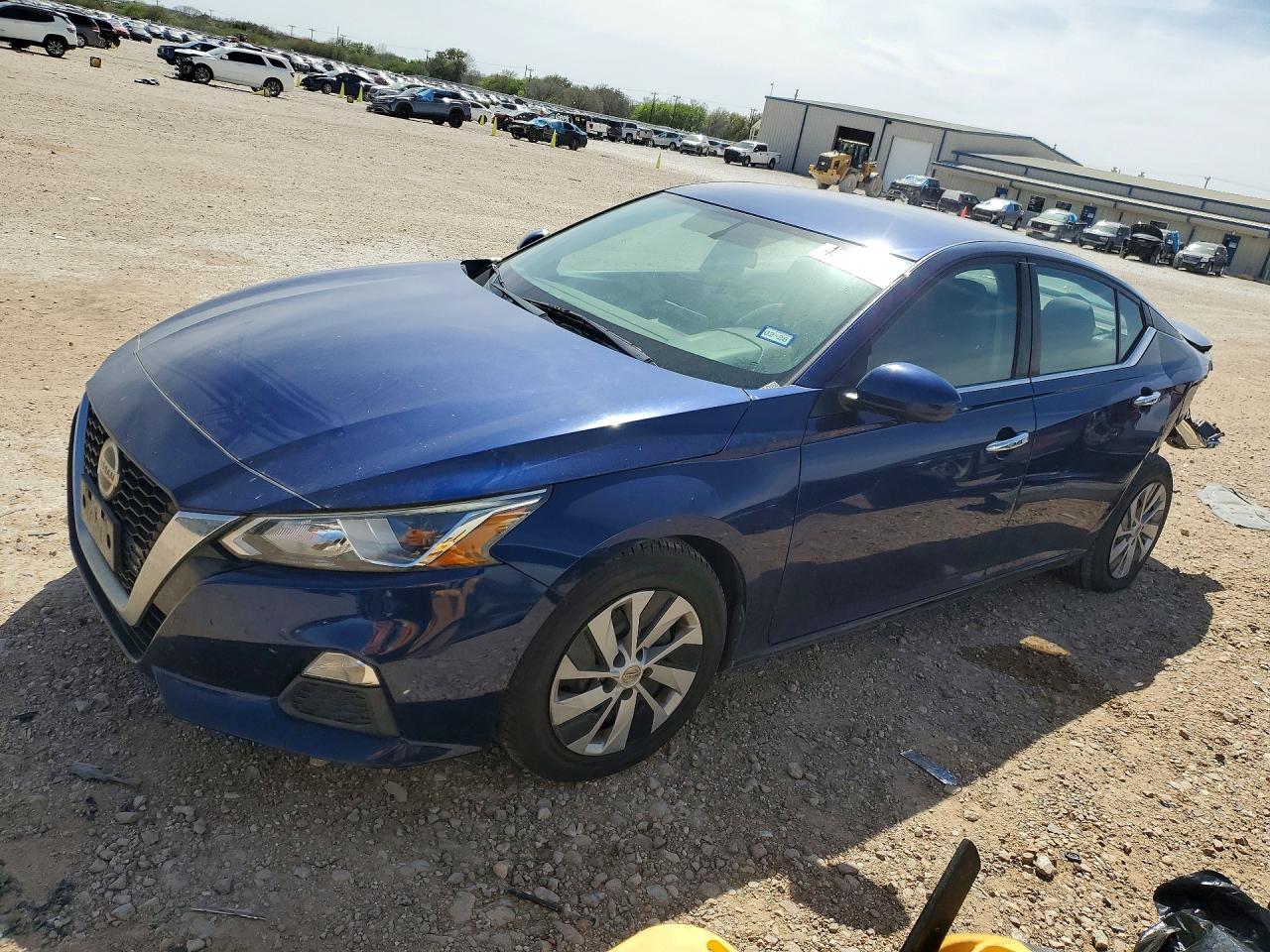 Salvage Nissan Altima Image