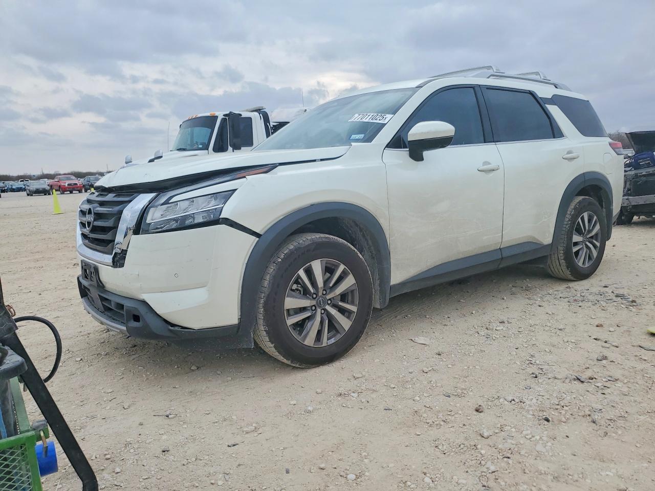 Salvage Nissan Pathfinder Image