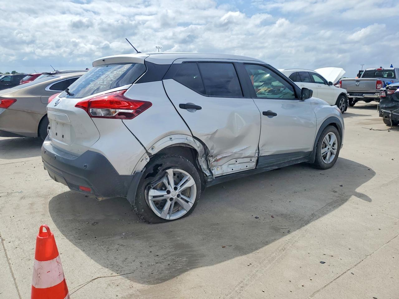 Nissan Kicks S