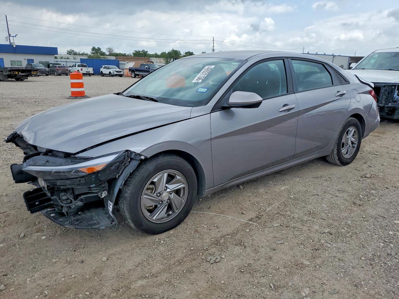 Salvage Hyundai ELANTRA Image