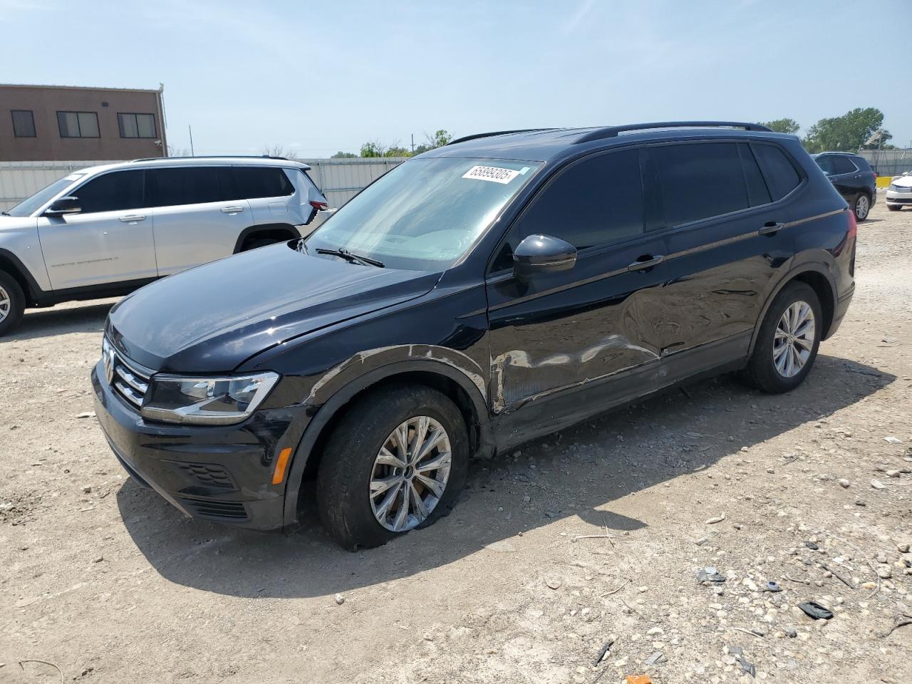 Salvage Volkswagen Tiguan Image