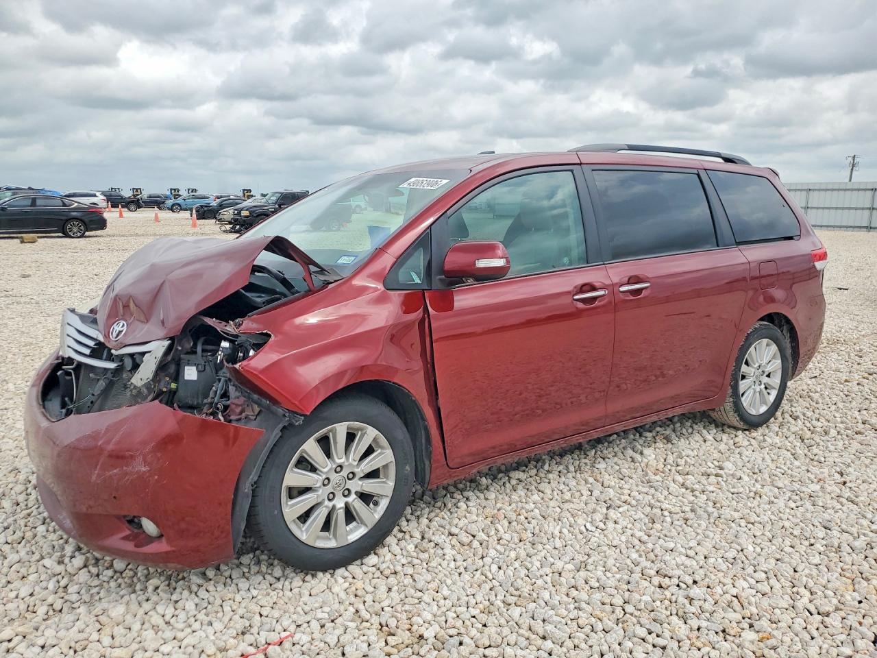 Salvage Toyota Sienna Image