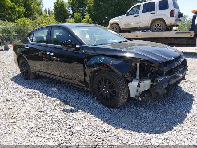Salvage Nissan Altima Image