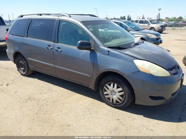 Salvage Toyota Sienna Image