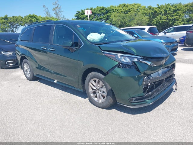 Salvage Toyota Sienna Image