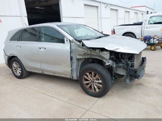 Salvage Kia Sorento Image