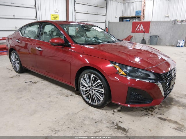 Salvage Nissan Altima Image