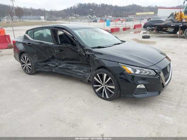 Salvage Nissan Altima Image