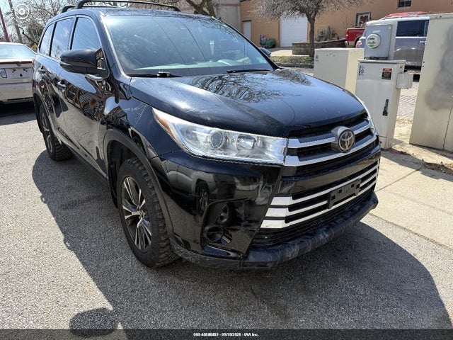 Salvage Toyota Highlander Image