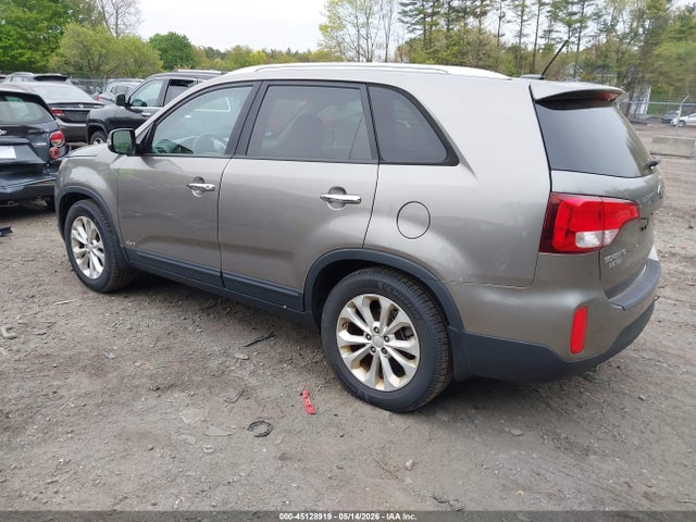 Salvage Kia Sorento Image