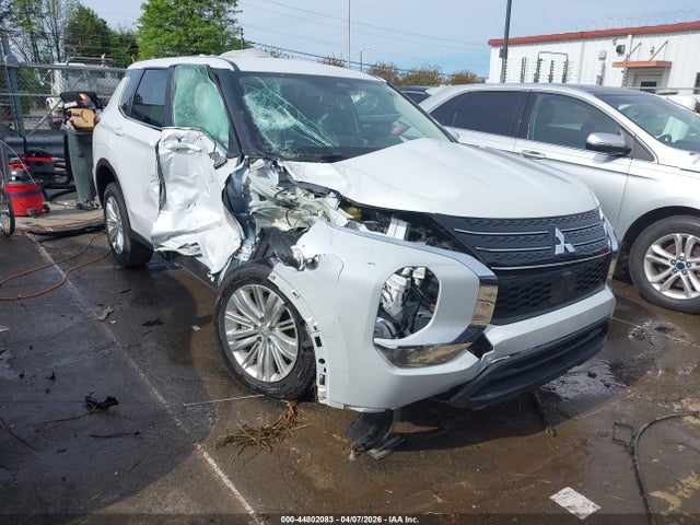 Salvage Mitsubishi Outlander Image