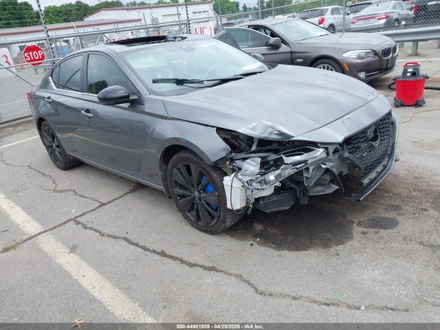 Salvage Nissan Altima Image