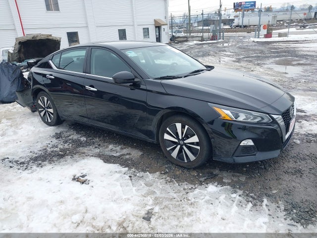 Salvage Nissan Altima Image