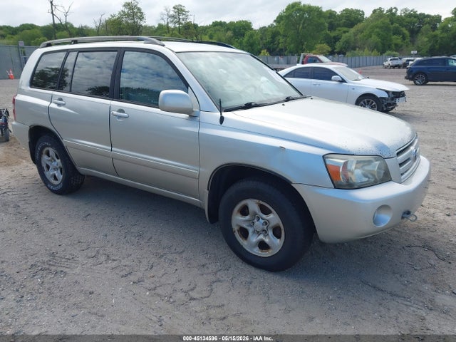 Salvage Toyota Highlander Image